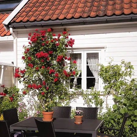 Two-storey Vintage House By The Ocean In Sogne, Hollen Feriehus